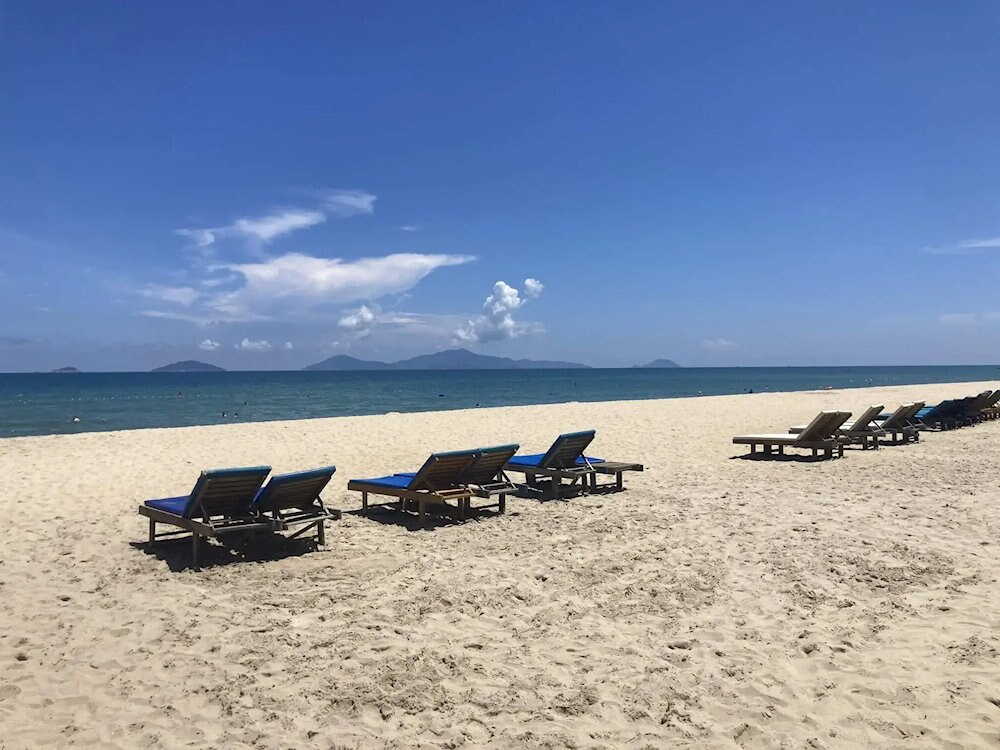 Nơi đây thích hợp để tắm biển và phơi mình trên bãi cát trắng, ngắm cảnh biển bình yên 
